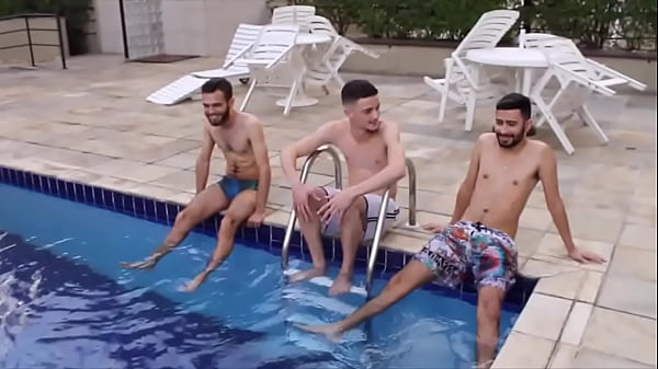 PUTARIA NA PISCINA